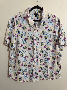 Vintage-Inspired City Streets White Short-Sleeve Button-Up Shirt